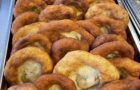 Schüler*innen backen Bauernkrapfen im Leben-Lernen-Kurs